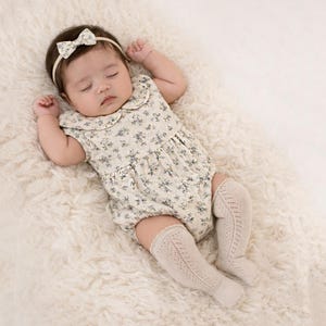 Baby Mädchen Baumwolle Blümchen VIOLETTA Strampler | OPTIONS SETS | Socken + Schleife + Cardigan