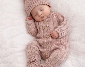 Baby Strickpumpchen komplett zugeknöpft Neugeborenen klassischer Strampler | MILA beere