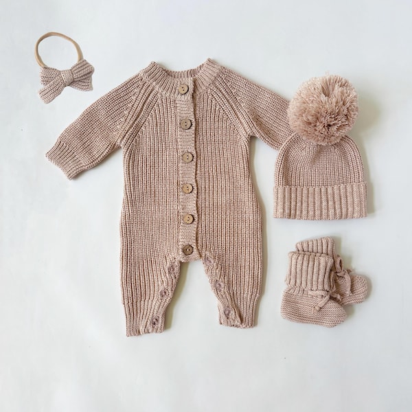 Tuta in maglia con bottoni per neonata / Opzioni combinate / Maglione con stivaletti e berretto / Colore mélange FOG MEKO