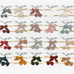 Virkade handstickade pannband i 2-delat set med rosetter till babyflicka