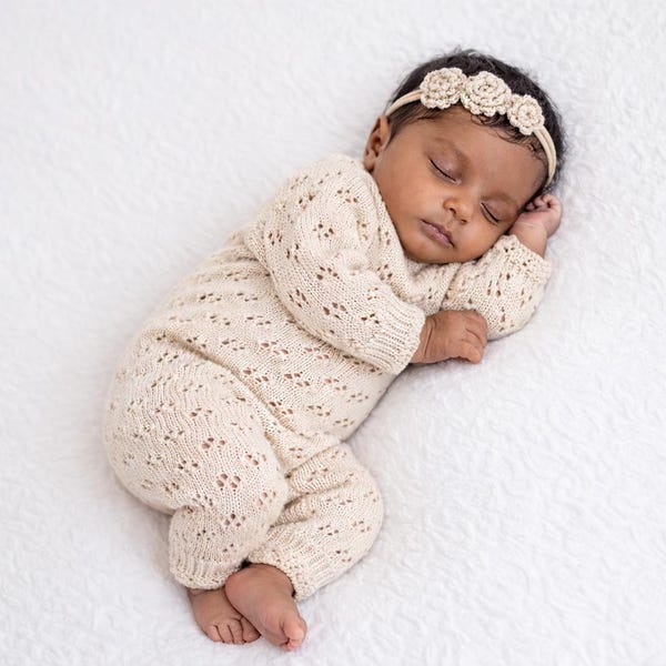 Stickad babyjumpsuit med fin stickning | Grace