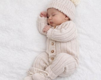 Baby Strickpumpchen komplett zugeknöpft Neugeborenen klassischer Strampler | MILA Hafermilch