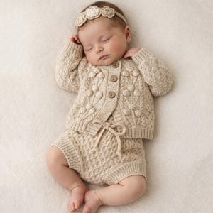 Conjunto de punto para bebé recién nacido de 3 a 5 piezas (opciones de conjunto): suéter, braguita, botitas y gorro. Color: Avena.