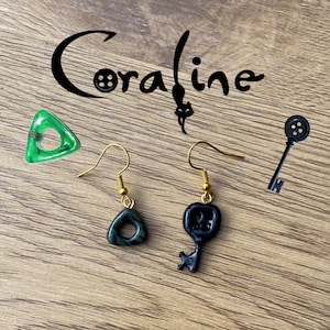 Pendientes de llave y piedra de visión inspirados en la película Coraline hechos a mano, joyas de arcilla polimérica únicas, extravagantes, góticas, steampunk, de cuento de hadas oscuro