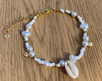 Gold Seashell Pearl Bracelet, Beachy Charm Bracelet, Shell Jewelry, Beach Lover Gift, Pearl Bracelet, Handmade Bracelet, Beach Bracelet