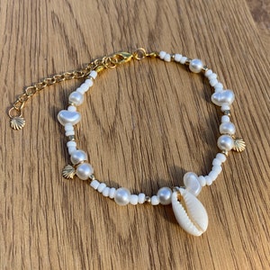Gold Seashell Pearl Bracelet, Beachy Charm Bracelet, Shell Jewelry, Beach Lover Gift, Pearl Bracelet, Handmade Bracelet, Beach Bracelet