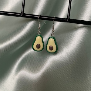 Avocado baumeln Ohrringe, Avocado Ohrringe, Miniatur Essen Ohrringe, Avocado Geschenke, Geschenke für Avocado-Liebhaber, kawaii Ohrringe, handgemachtes Geschenk,