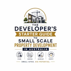 Op de afbeelding: Een logo met de tekst "THE DEVELOPER'S STARTER GUIDE TO SMALL SCALE PROPERTY DEVELOPMENT IN AUSTRALIA". Het logo bevat illustraties van huizen, een kraan en iconen die planning, ontwerp, ontwikkeling en winst vertegenwoordigen.