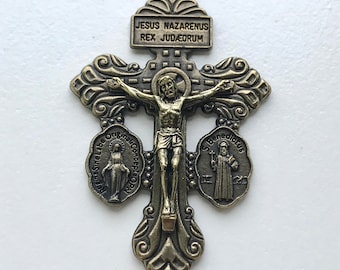 Pardon Crucifix avec médailles latérales. Pendentif crucifix. Crucifix catholique détaillé.