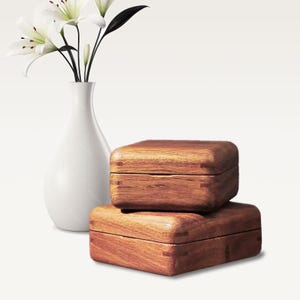 Rosewood Jewelry Box: Keepsake Storage