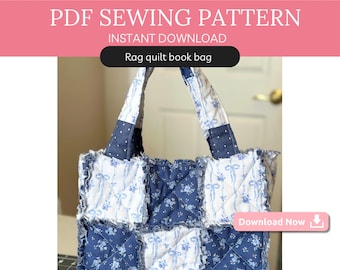 Puede incluir: Bolso de libro de retazos hecho a mano con un diseño de patchwork. El bolso presenta una combinación de tela blanca con estampados florales y de lazo azules, y tela azul marino lisa. El texto "PDF Sewing Pattern" y "Rag quilt book bag" son visibles.