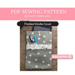 Puede incluir: Una funda acolchada gris para Kindle con un estampado de margaritas blancas y un ribete de encaje blanco. La funda tiene un cierre de botón y un bolsillo con dos bolígrafos. El texto "PDF Sewing Pattern" y "Instant Download" es visible.
