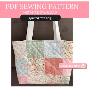 Puede incluir: Un bolso tote acolchado con asas blancas, que presenta un diseño de patchwork de patrones florales y geométricos en colores pastel. El bolso tiene una base rosa y está etiquetado como "Quilted tote bag" y "Download Now". La parte superior de la imagen dice "PDF Sewing Pattern".