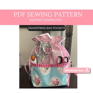 Puede incluir: Una bolsa de cordón de cuadros vichy rosa y blanco con un forro de tela floral azul y blanco. La bolsa está llena de artículos de costura, incluyendo tijeras y un descosedor. El texto "Drawstring Bag Pockets" es visible en la imagen. El texto "Download Now" también es visible en la imagen.