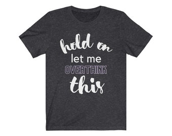 Camiseta sarcástico / Camiseta divertida / Camiseta sarcasmo / Unisex - Camiseta de hombre y mujer / Hold On Déjame pensar demasiado en esto