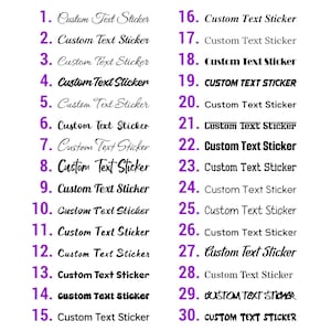 Puede incluir: Una colección de 30 pegatinas, cada una con la etiqueta "Custom Text Sticker". El texto aparece en varias fuentes y colores, incluyendo negro y morado. Las pegatinas están diseñadas para la personalización.