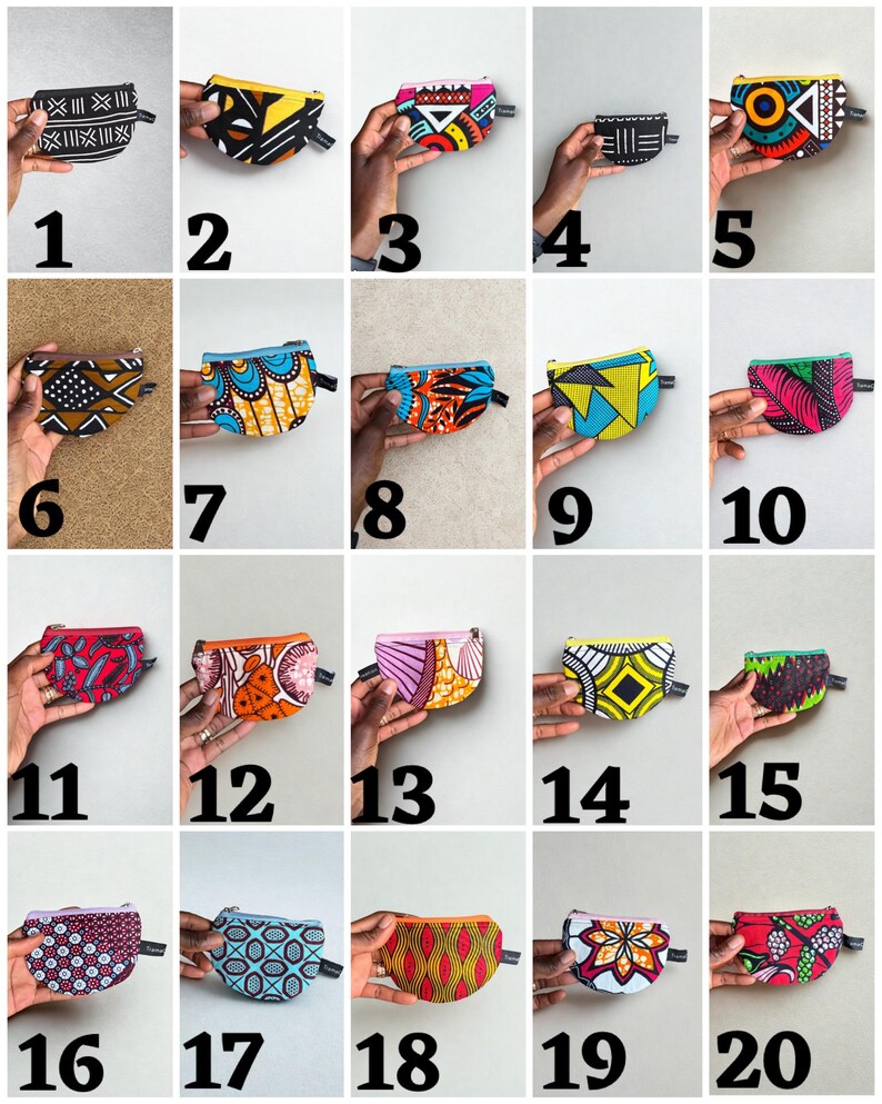Op de afbeelding: Een verzameling van twintig kleine, kleurrijke munttasjes met diverse geometrische en abstracte patronen. Elk tasje wordt door een hand omhoog gehouden, waarbij de diverse ontwerpen en levendige kleurenpaletten worden getoond. De tasjes zijn genummerd van 1 tot 20.