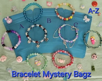 Bolsas sorpresa con pulseras / Vaso con pajita / Frasco con / Monederos / Velas / Llaveros / Mini posavasos / Brillo labial / Loción corporal / Carteras y más