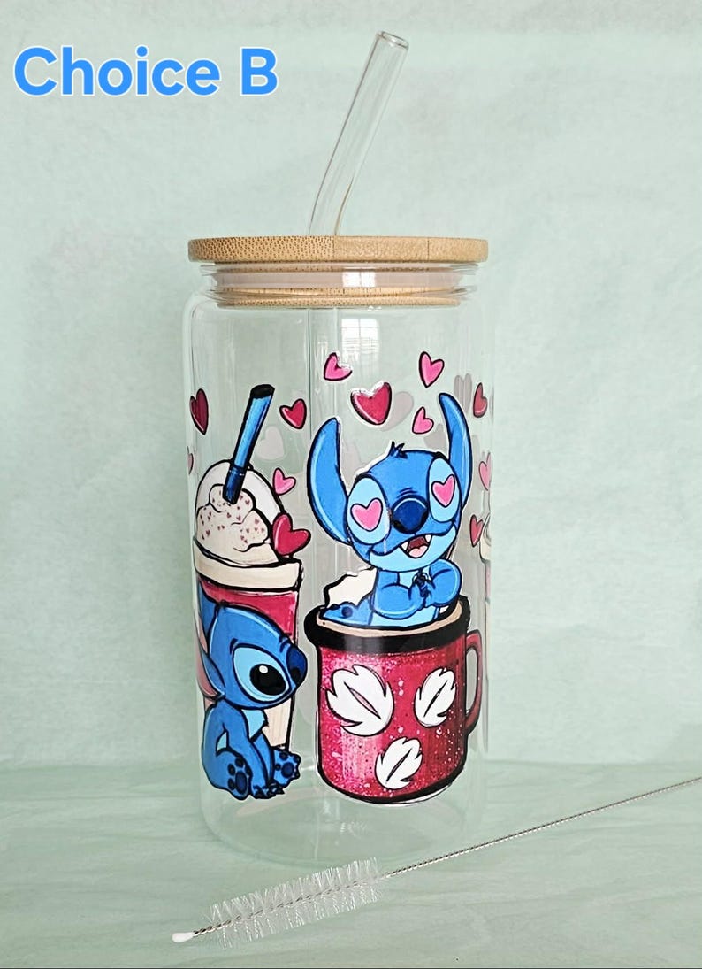 Puede incluir: Un vaso de vidrio transparente con tapa de bamb&uacute; y pajita de vidrio, con un gr&aacute;fico del personaje azul Stitch sentado en una taza roja y junto a una bebida, rodeado de corazones rosas. El texto Choice B es visible en la esquina superior.