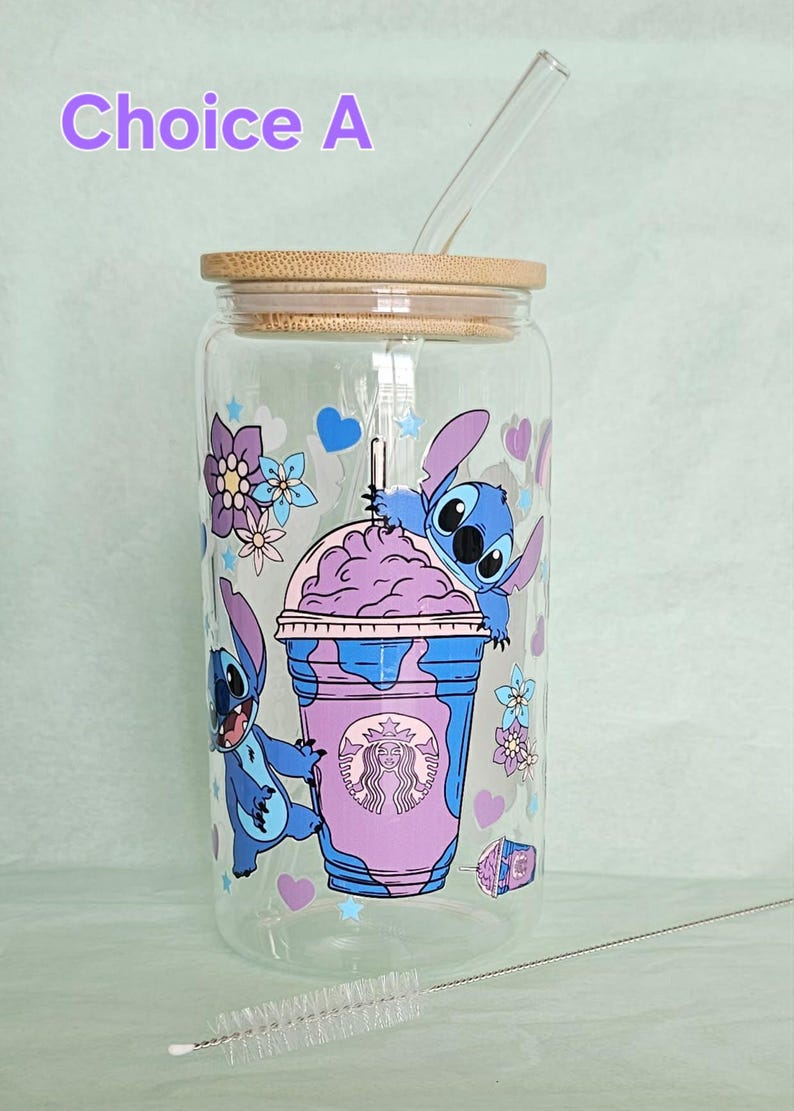 Puede incluir: Un vaso de cristal transparente con tapa de bamb&uacute; y pajita de cristal, con un gr&aacute;fico de un personaje alien&iacute;gena azul y un vaso de bebida helada morado con un logo de sirena. El texto "Choice A" aparece arriba y se incluye un cepillo limpiador.