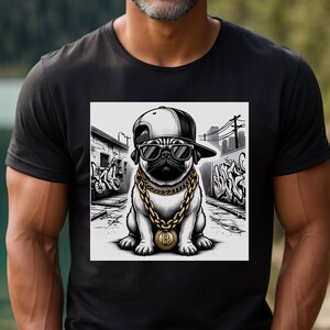 Può includere: Una maglietta nera con una grafica bianca di un carlino che indossa un berretto da baseball nero, occhiali da sole e una catena d'oro con un ciondolo a forma di bitcoin. Il carlino è in piedi su una strada con graffiti sullo sfondo.