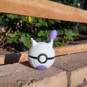 Mewtwo inspired pokeball design