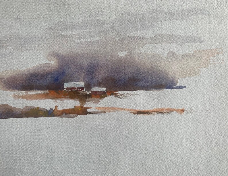 Peut inclure: Une peinture &agrave; l'aquarelle d'un paysage rural avec deux granges rouges au loin. Le ciel est d'un gris doux avec des nuances de violet et de bleu. Le premier plan est un champ de brun et de vert.