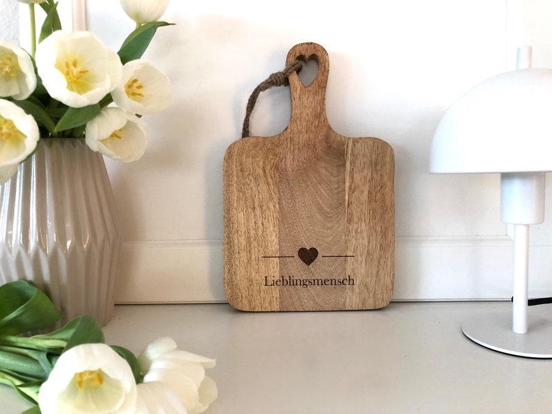 Personalisiertes Schneidebrett Holzbrett Herz Shabby Holz Hygge Landhaus Mangoholz Herz