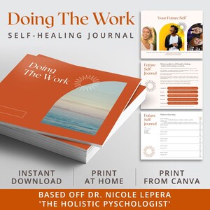 Könnte beinhalten: Ein Stapel orangefarbener Selbstheilungsjournale mit dem Titel "Doing The Work" und einer Sonnendarstellung. Das Journal basiert auf Dr. Nicole Lepera, "The Holistic Psychologist".