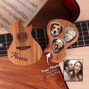 Puede incluir: Soporte de madera para púas de guitarra con tres ranuras para fotos y una púa en forma de guitarra. El soporte para púas tiene una foto de un perro, un bebé y una pareja. La púa de guitarra tiene grabado el nombre "Mason". También se ve el texto "Your Photo (Your Text) on the Pick".