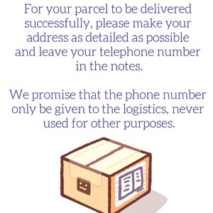 Pu&ograve; includere: Un'illustrazione digitale di una scatola di cartone marrone con una piccola icona a forma di faccia sul lato e un'etichetta di spedizione. Il testo recita: For your parcel to be delivered successfully, please make your address as detailed as possible and leave your telephone number in the notes. We promise that the phone number only be given to the logistics, never used for other purposes.