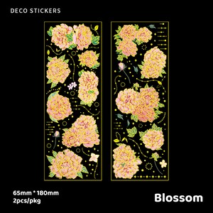 Pu&ograve; includere: Due fogli di adesivi decorativi con peonie rosa e gialle con dettagli dorati su sfondo nero. Il testo "Blossom" &egrave; stampato nella parte inferiore dell'immagine. Il testo "65mm * 180mm 2pcs/pkg" &egrave; stampato nella parte inferiore sinistra dell'immagine.