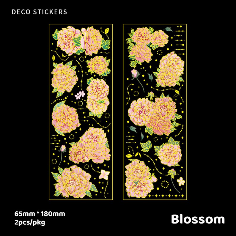 Pu&ograve; includere: Due fogli di adesivi decorativi con peonie rosa e gialle con dettagli dorati su sfondo nero. Il testo "Blossom" &egrave; stampato nella parte inferiore dell'immagine. Il testo "65mm * 180mm 2pcs/pkg" &egrave; stampato nella parte inferiore sinistra dell'immagine.