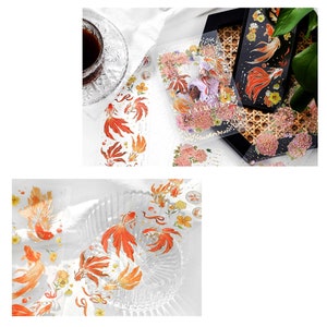 Pu&ograve; includere: Sticker con motivi di pesci rossi e fiori su sfondo bianco. Gli adesivi sono in una confezione di plastica trasparente e una ciotola di vetro. Gli adesivi sono perfetti per aggiungere un tocco di fantasia al tuo planner, diario o album.