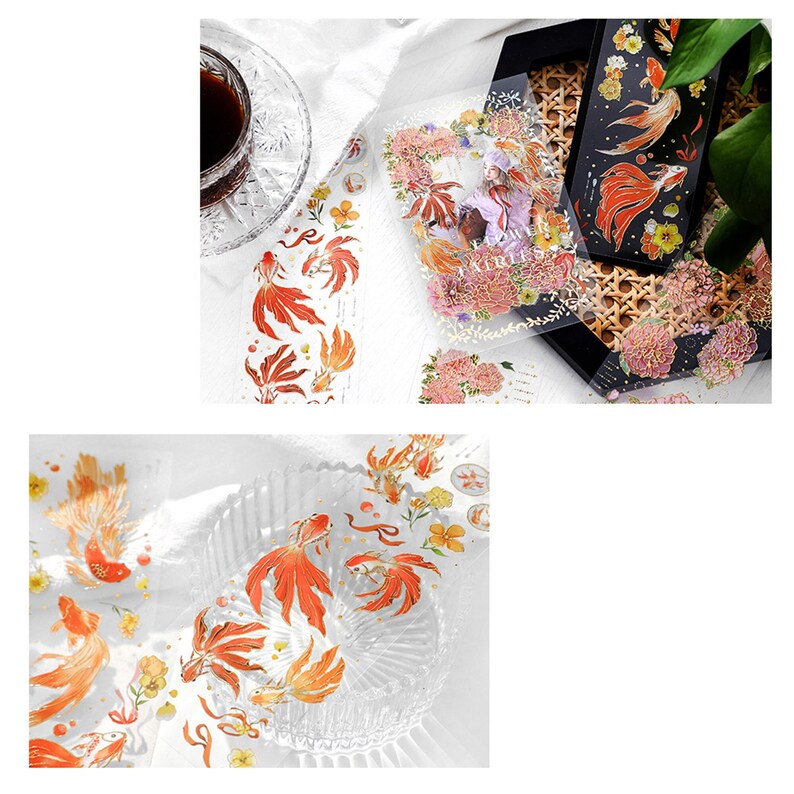 Pu&ograve; includere: Sticker con motivi di pesci rossi e fiori su sfondo bianco. Gli adesivi sono in una confezione di plastica trasparente e una ciotola di vetro. Gli adesivi sono perfetti per aggiungere un tocco di fantasia al tuo planner, diario o album.