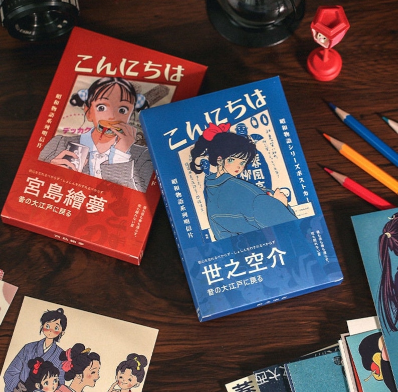 K&ouml;nnte beinhalten: Zwei Postkarten im Vintage-Stil mit japanischem Text und Illustrationen. Die Postkarte links ist rot mit einer Frau in einem blau-wei&szlig;en Outfit, die ein Sandwich isst. Der Text lautet "宮島繪夢" und "昔の大江戸に戻る". Die Postkarte rechts ist blau mit einer Frau in einem blau-wei&szlig;en Outfit. Der Text lautet "世之空介" und "昔の大江戸に戻る".