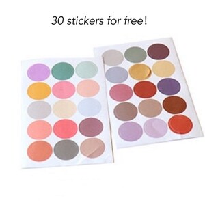 K&ouml;nnte beinhalten: Ein Bogen mit 30 runden Aufklebern in verschiedenen Farben, darunter Rosa, Lila, Blau, Gr&uuml;n, Orange, Braun und Grau. Der Text "30 stickers for free!" ist oben auf dem Bogen gedruckt.