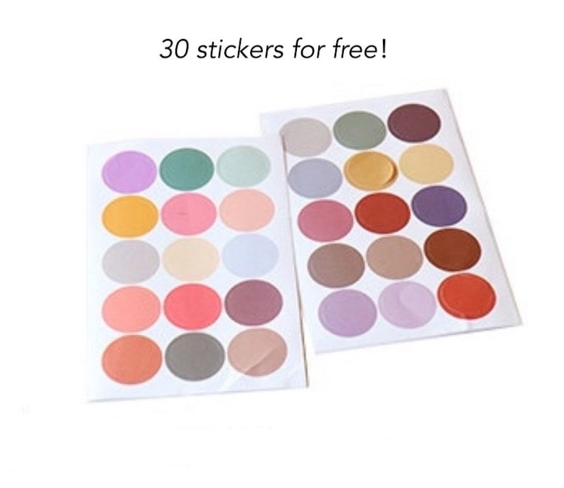 K&ouml;nnte beinhalten: Ein Bogen mit 30 runden Aufklebern in verschiedenen Farben, darunter Rosa, Lila, Blau, Gr&uuml;n, Orange, Braun und Grau. Der Text "30 stickers for free!" ist oben auf dem Bogen gedruckt.