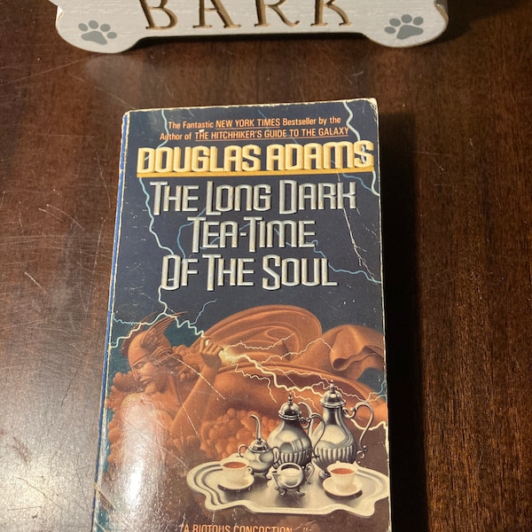 The Long Dark Tea-Time of the Soul by Douglas Adams paperback book vintage fantasy funny murder mystery comical twists