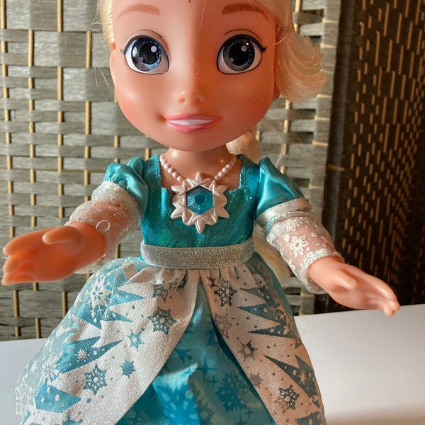Elsa Disney Frozen Doll sings speaks Spanish and English sings lights up in dress 13” doll toy Disney