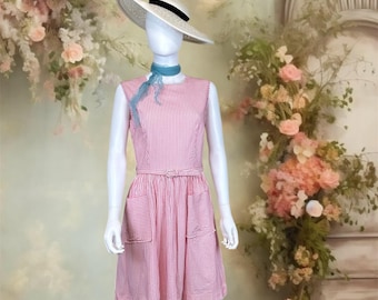 Mellanstor vintage 1950-tals omärkt rosa och vit randig solklänning med bälte - Fun in the Sun M50ULSTR