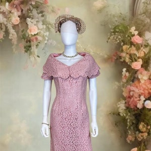 Vestido vintage grande de encaje floral rosa, sin etiqueta, de los años 50 - Royal and Regal L50ULPI