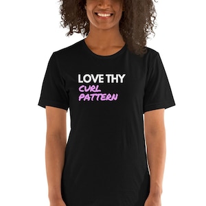 Love Thy Curl Pattern T-Shirt - Chemise à cheveux naturels, T-shirt pour fille bouclée, chemise aux cheveux bouclés, chemise afro-cheveux, t-shirt unisexe