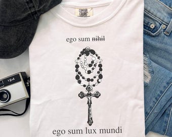Camiseta con ilustración de cruz del rosario, atuendo para la gira de conciertos