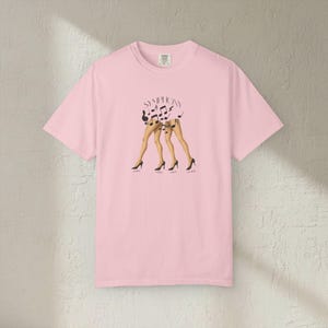 Camiseta Click Clack Symphony, ilustración de tacones altos con notas musicales imagen 17