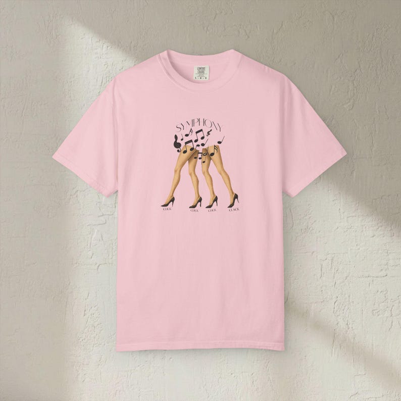 Camiseta Click Clack Symphony, ilustración de tacones altos con notas musicales imagen 17