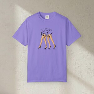 Camiseta Click Clack Symphony, ilustración de tacones altos con notas musicales imagen 15