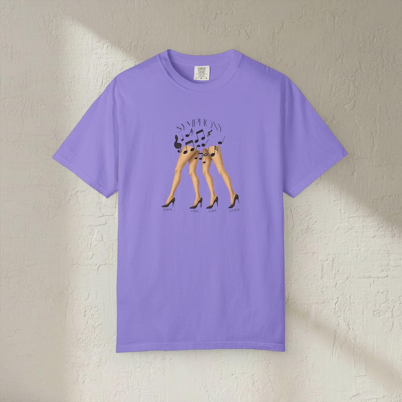 Camiseta Click Clack Symphony, ilustración de tacones altos con notas musicales imagen 15