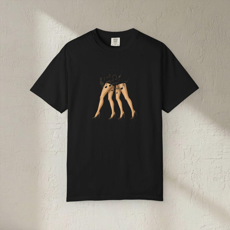 Camiseta Click Clack Symphony, ilustración de tacones altos con notas musicales imagen 14