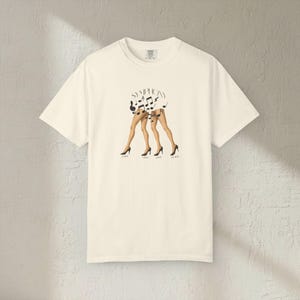 Camiseta Click Clack Symphony, ilustración de tacones altos con notas musicales imagen 5